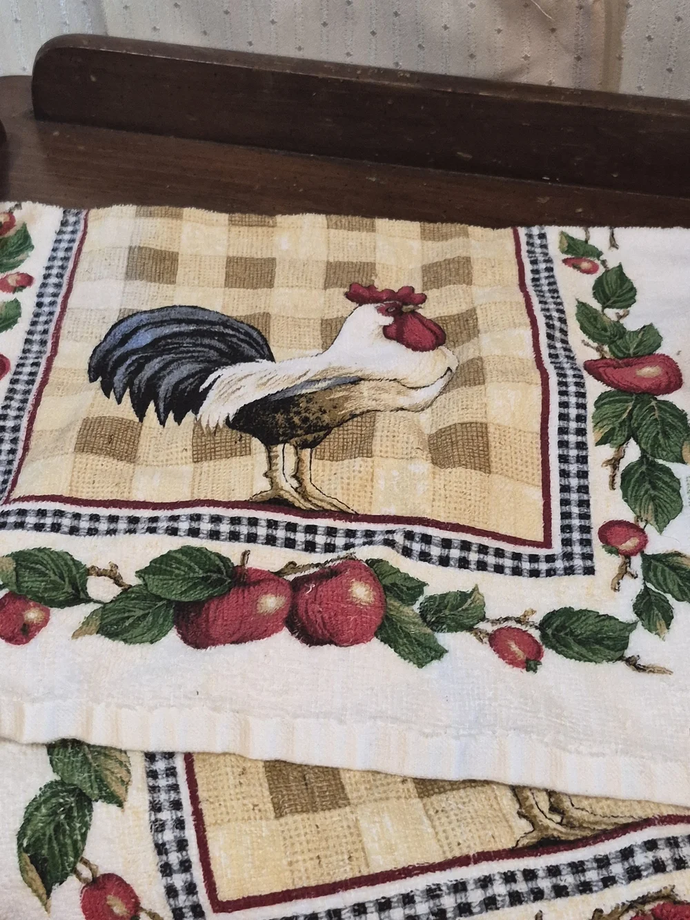 Vintage Homco Rooster & Hen Figurines 1446 & Franco Apple Dish Towels 4pc Lot